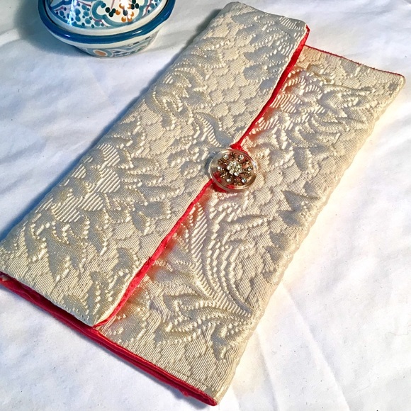 Vintage Handbags - ❤️VINTAGE Damask & Silk Clutch